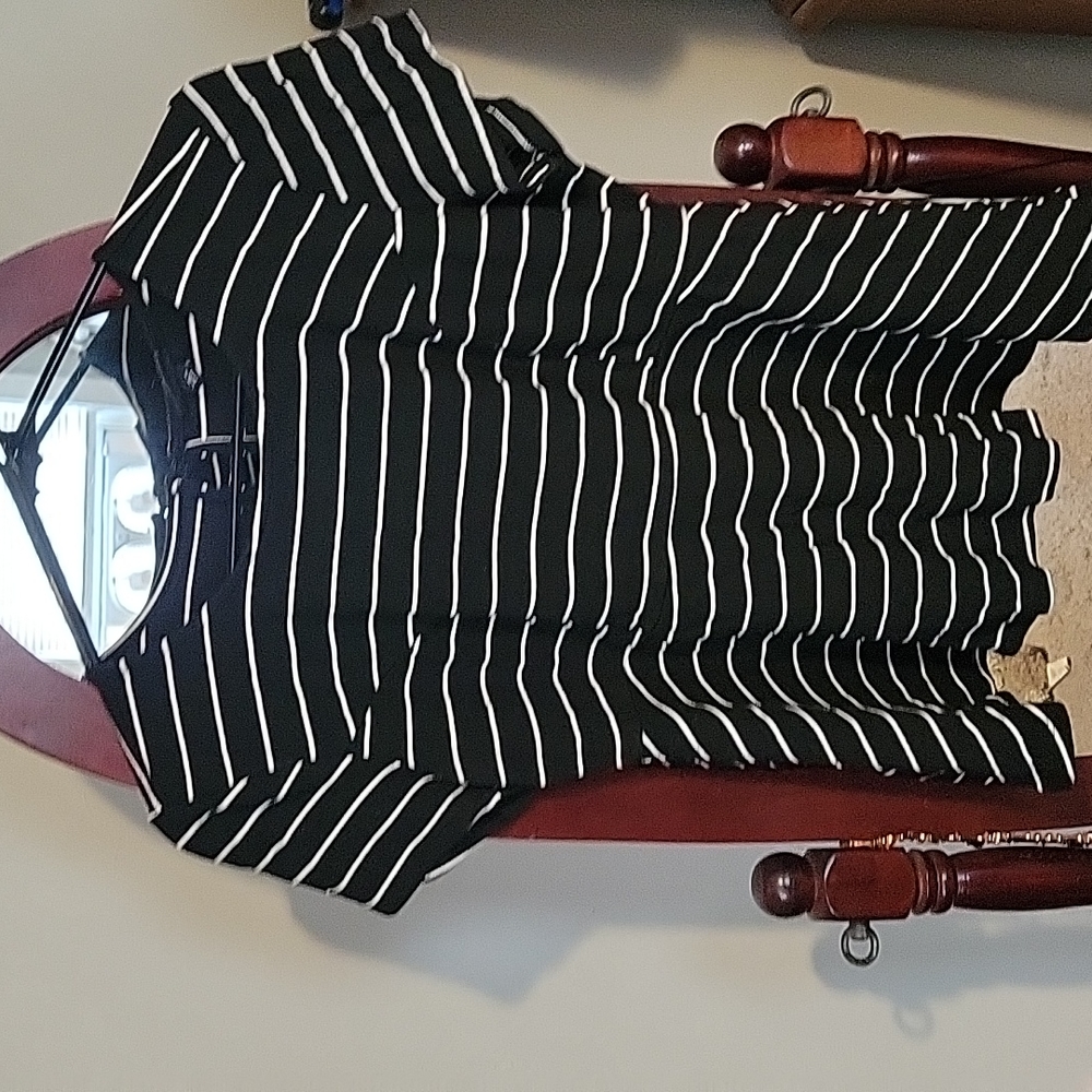 Black white pepulum top